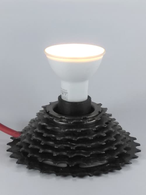 Velador decorativo realizado con piñón de bicicleta reciclado y portalámparas para dicroicas led. Dale un toque especial a tu ambiente, aportando tu granito de arena al reciclado por un mundo más sustentable.
