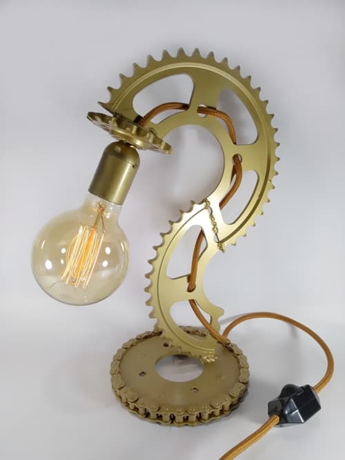 Una imagen vale más que mil palabras, dice el refrán. Lámpara estilo Industrial. Elegancia, diseño, calidez... son palabras que describen a la perfección esta pieza exclusiva.