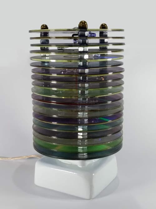 Lámpara original realizada con CDs y 18 leds de alta luminosidad, 12 azules y 6 amarillos.