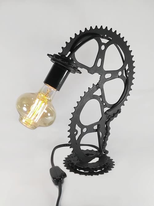 Lampara estilo industrial realizada con plato, piñón y cadena de bici. Todos materiales reciclados y recuperados! Decora tu hogar con esta lámpara original.