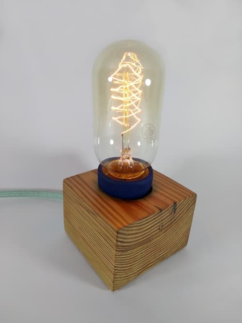 Hermosa pieza de pinotea asimétrica, cable textil verde agua y portalámparas pintado a mano.