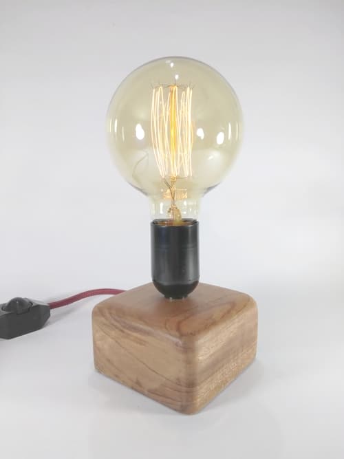 Realizada con trozo de madera de viraró lijado de forma manual y encerado. Diseño curvo. Cable textil. Lámpara Globo y dimer, conforman esta lámpara decorativa. 