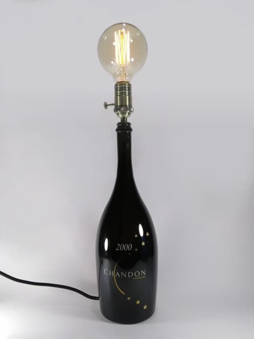 Lámpara decorativa realizada con botella reciclada y portalámparas vintage con interruptor incluido. Ilumina ése lugar favorito con algo original y decorativo!