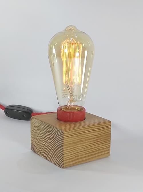 Lámpara decorativa realizada con madera de pinotea, lijada y encerada, cable textil rojo y portalámparas pintado a mano.