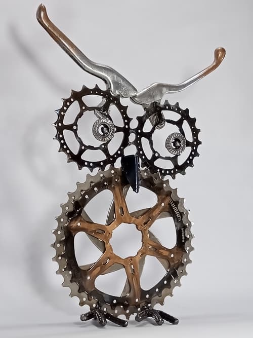 Piezas de bici recicladas y algo de hierro de contrucción hacen de este búho una pieza única 