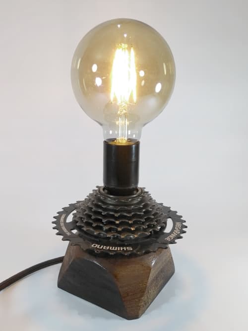 Lámpara decorativa realizada con madera de viraró, cable textil marrón y piñón Shimano. Si te gusta el ruido que hace tu bici al andar sin pedalear, esta creación es para vos! El piñón gira independientemente de toda la lámpara!!!