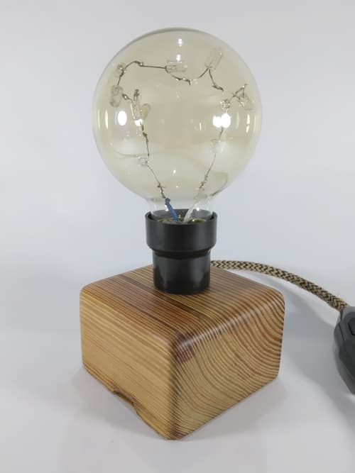 Si hablamos de reciclar al máximo este es el caso. La lámpara G80 ya había cumplido su vida útil. Se utilizaron 10 leds de alta luminosidad blancos, que junto a un circuito electrónico dieron vida a este objeto decorativo. Sumamos pinotea lijada y encerada a mano y cable de yute extra largo, para que puedas llevarla y usarla en cualquier rincón preferido de tu casa!