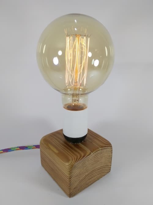 Realizada con madera de pinotea y portalámparas blanco/negro que combina con el interruptor, también de dos colores. Cable multicolor y foco globo. No te la pierdas!!!!
