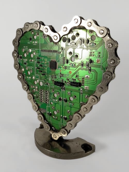 Corazón realizado con cadena de bici reciclada y con el circuito electrónico de un teclado sin funcionar. La base es de de acero. Imperdible!