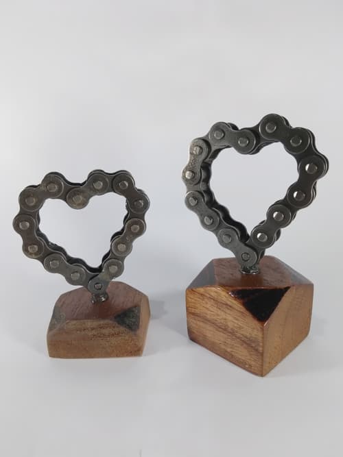 Realizados con cadena de moto (14 eslabones) y madera recuperada. Tienen una protección de barniz incoloro que le dan ese brillo y terminación elegante.