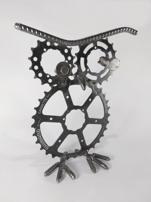 Varias piezas recicladas de bici más metales soldados hacen de este simpático animalito, una pieza única de la suerte!!! Posee un baño de barniz incoloro transparente protector.