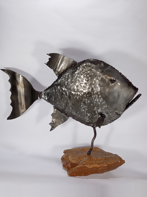 Pieza única!!! Realizado con chapa galvanizada con proceso de repujado. La base es una piedra, se paso una laca en toda la escultura 