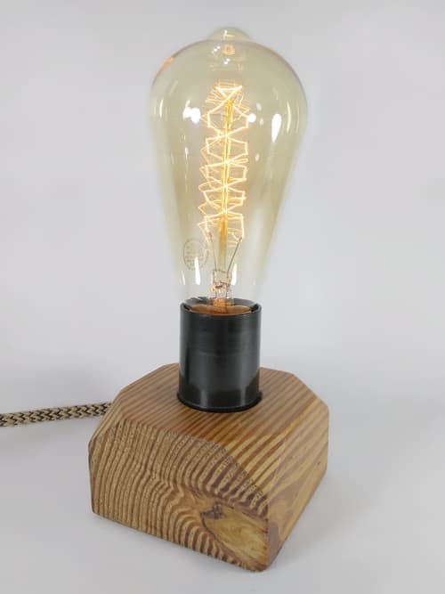 Hermoso velador decorativo de pinotea trabajado a mano. Cable de yute, dimer y lámpara pera conforman ésta pieza única.