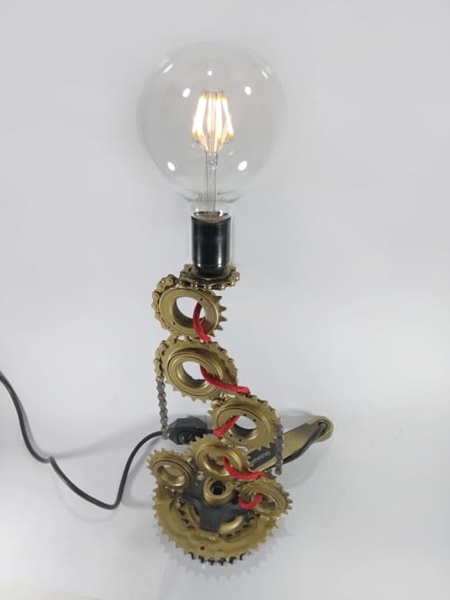 Lámpara industrial estilo Steampunk. Piñón y plato Shimano. Varios piñones, trozos de cadena y cable textil rojo, junto con el dimer/interruptor hacen de esta pieza algo original y único!