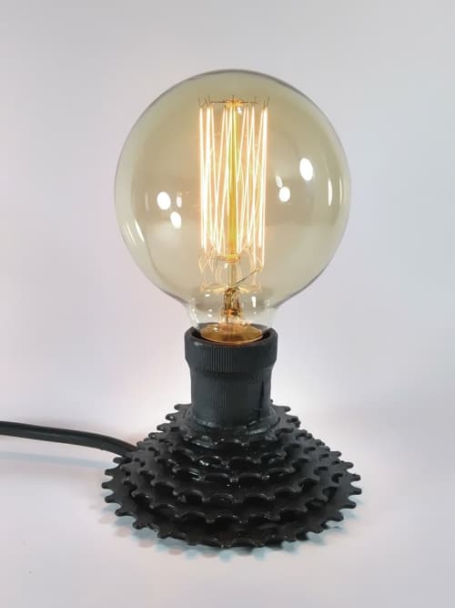 Velador decorativo realizado con piñón de bicicleta de 6 cambios reciclado y portalámparas cerámico (rosca común). Algo original para regalarte e iluminar tu lugar preferido de la casa.
