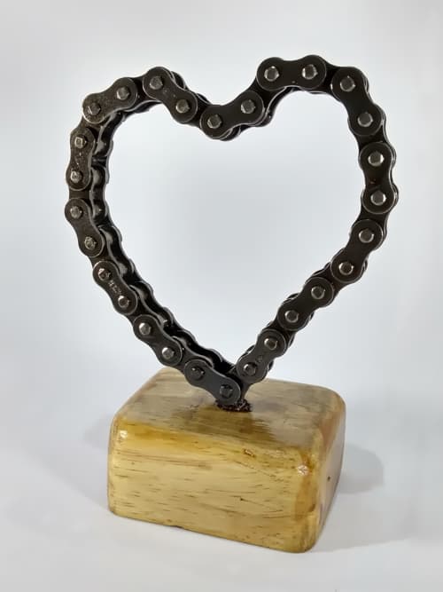 Realizado con cadena de moto reciclada y pedazo de madera recuperada! Posee un baño de barniz de protección!