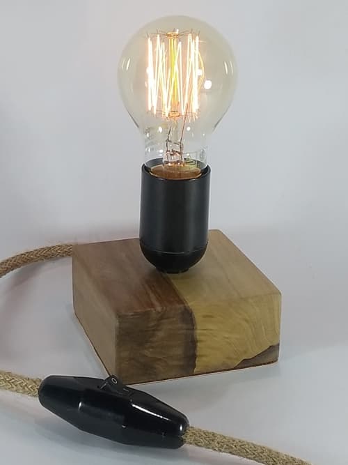 Decora tu lugar predilecto con este espectacular diseño en guayubira lijada y encerada a mano, con base antideslizante de cuerina recuperada. Portalámparas negro y cable de yute.