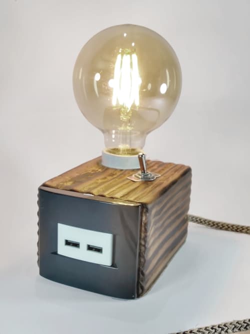 Lámpara multifunción de madera recuperada trabajada de forma manual con un mini torno, haciendo que las vetas de la madera queden en relieve. Portalámparas pintado a mano, cable de yute con detalles en negro, efecto quemado y encerado a mano. Foco led de color ámbar y doble cargador USB. Combina lo rústico de materiales reciclados, lo ecológico de la tecnología led y la practicidad de poder cargar dos celulares o tablet al mismo tiempo!!!