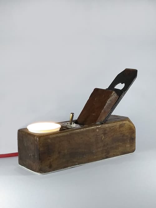 Lámpara de dos posiciones (ver fotos), función velador decorativo ó lampara de lectura. Realizado con cepillo de carpintero. Interruptor tipo palanca. Tecnología amigable con el medio ambiente.