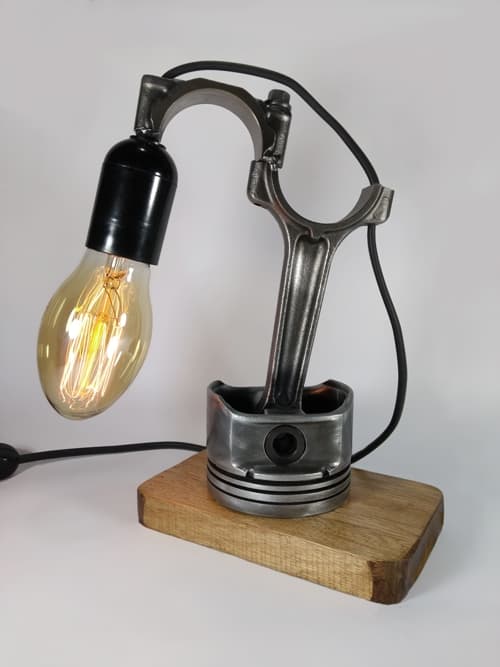 Lámpara decorativa realizada con una pieza de automotor reutilizada y reciclada. Tiene la característica que se puede colocar en varias posiciones a gusto. Una capa de barniz incoloro hace que el transcurso del tiempo no le afecte. Pieza única !!!