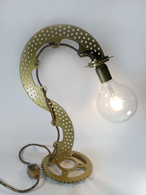 Lámpara decorativa Steampunk. Ideal para espacios y ambientes grandes, en donde no pasará desapercibida. Con su foco globo dimerizable led, podrás crear un clima especial. Pieza única!