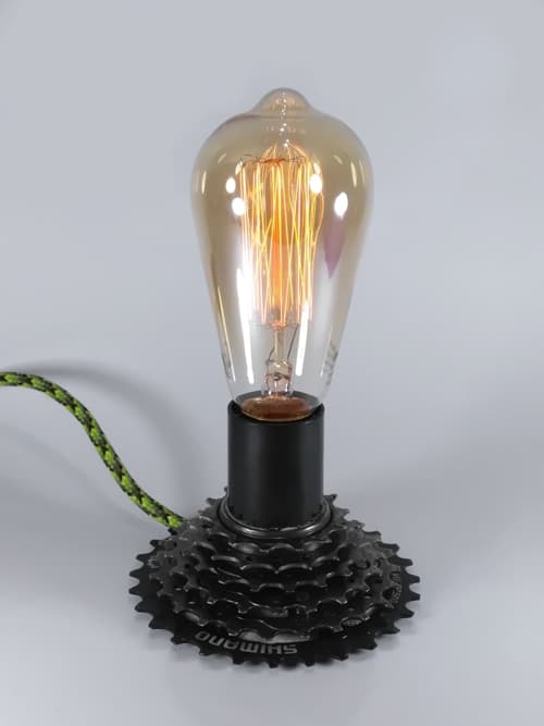 Lámpara retro realizada con piñón Shimano recuperado. Cable textil, portalámparas baquelita negro y base de cuerina recuperada. Siempre originalidad para tu casa o para regalar!