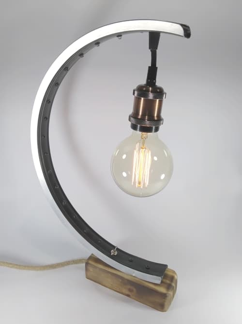 Lámpara decorativa realizada en madera recuperada y base con efecto Quemado. Por debajo lleva cuerina, también reutilizada y antideslizante. Rueda de bicicleta, portalámparas vintage color cobre, 15 leds de alta luminosidad, cable de yute, interruptor de encendido y llave selectora de función, permite elegir entre iluminación Cálida e iluminación con Leds. Algo original y decorativo que, sin dudas, quedará perfecto en el rincón favorito de tu hogar.