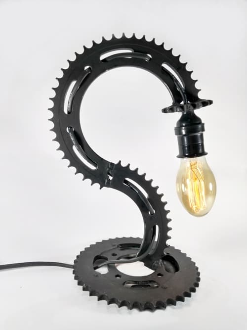 Lámpara estilo industrial. Si tenés o te gustan las motos, esta maravilla es para vos! Realizada totalmente de forma artesanal con repuestos reciclados de motos! No te la pierdas!