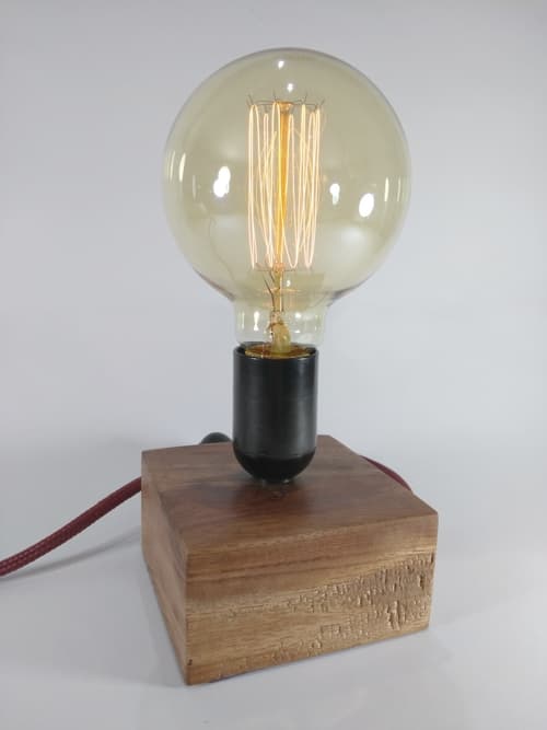 Lámpara de noche realizada con hermosa madera de viraró junto con un bello cable textil y portalámparas negro conforman esta pieza. Posee foco dimerizable que se utiliza con el interruptor/dimer incorporado. Apúrate antes que se venda!