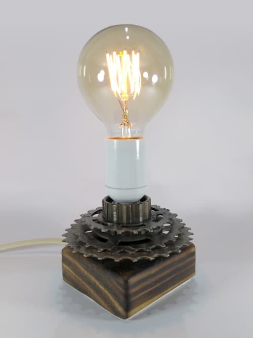 Lámpara decoractiva realizada de forma artesanal con madera recuperada y piñón de bicicleta reciclado y modificado. Si te gusta el ruido que hace tu bici al andar sin pedalear, esta creación es para vos! El piñón gira independientemente de toda la lámpara!!! 