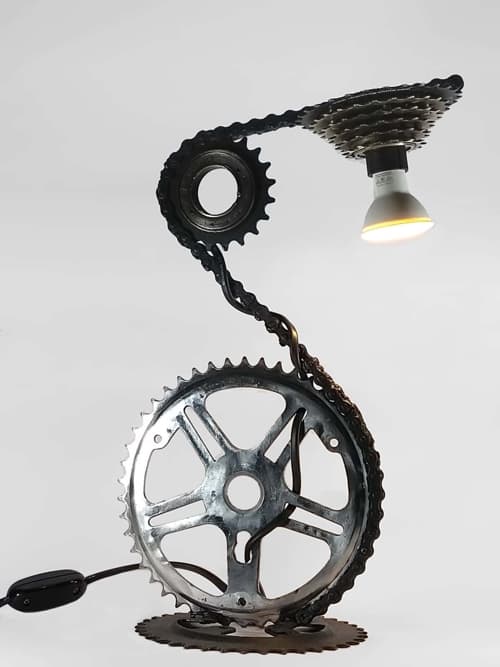 Lámpara estilo industrial realizada con repuestos de bicicletas reutilizados. El toque de distinción que merecía el rincón preferido en tu casa!