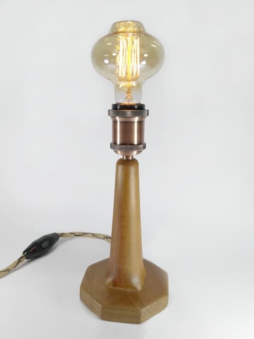 Lámpara en madera cortada, lijada y encerada a mano. Portalámparas vintage y cable de yute con detalles en negro y cuerina conforman esta hermosa pieza decorativa.